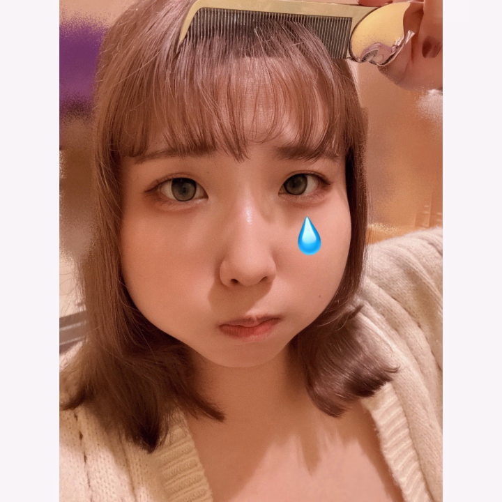 今日のおみかん🍊

こんにちは！
みかん前髪をセルフで切るタイプなのですが…✂️

一発でチャキン✨️といくので
切りすぎちゃいました🥺

今日は前髪が眉毛より上のオン眉状態です😂

オン眉似合ってる🥺？