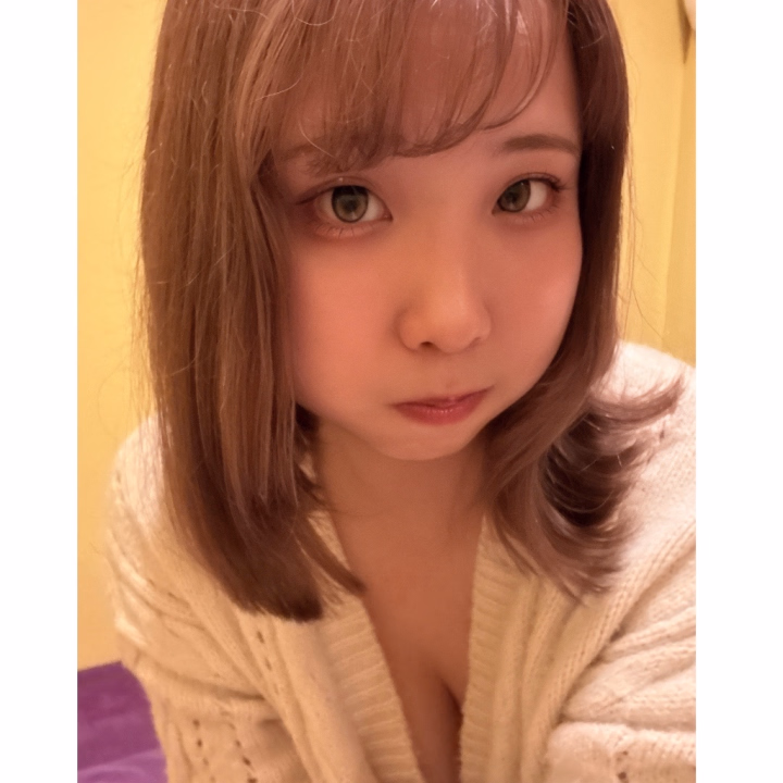 今夜何してる？

こんにちは！みかん🍊です
ŧ‹”ŧ‹”( ‘ч’ )ŧ‹”ŧ‹”

久しぶりの遅番です！
お兄様達は今夜ご予定ありますか🥺？

なかったらみかんとイチャイチャの予定入れるのはどうですか🥰？

ちなみに顔に塗る化粧品💄間違えて…
いつもとは少し違うみかんになってます🥺🥺
