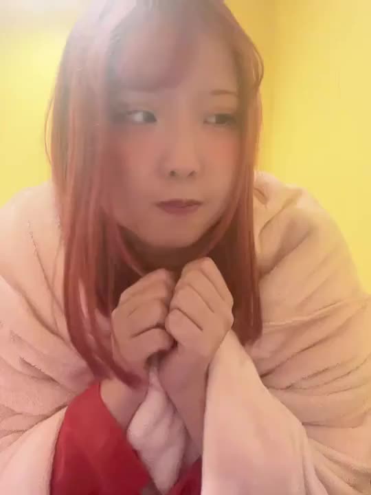流行りのエジプトミーム👸？！

こんにちは😊みかん( ˙꒳​˙🍊)です！
この間アラビアのお姫様👸みたいな格好した時に
ティックトックで流行ってる
大人のお姉さんがエロい感じに腰を振るエジプトミームを真似した動画を撮ってみたんだけど📸…

みかんの腰使いなんかなめらかじゃなさすぎてあんまりエロくない気がします🥺🥺

腰の使い方みかんに教えてください🥹💦

今日は16時からラストまでいるので待ってるね👋💕︎