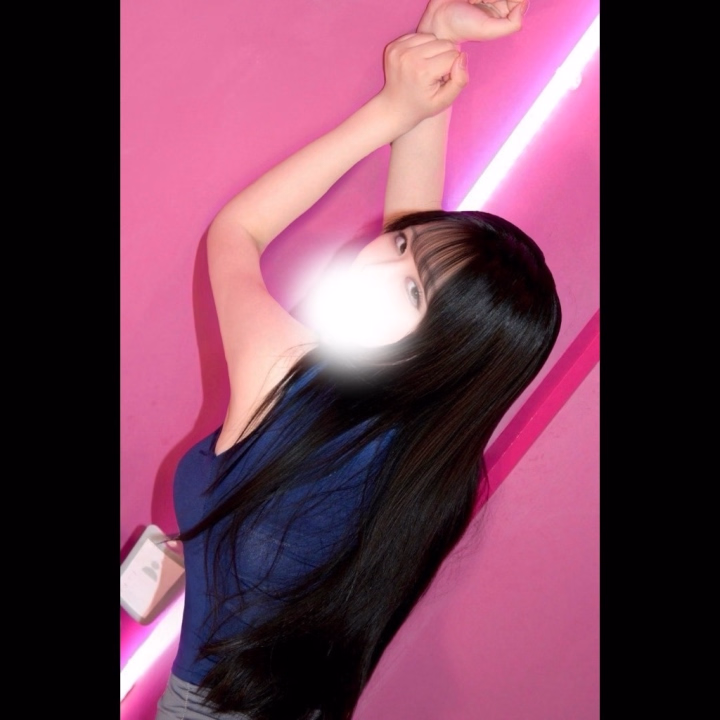 はじめまして💗
こちらのお店でお世話になります【みはる】です☺️

普段はオフィスの端っこでパソコンを叩いている、どこにでもいる普通のOLです。
職場では「おとなしいね」「休日は家で本を読んでそう」なんて言われるくらい、地味で男性の影がないタイプ…。

でもね、そんな私には…誰にも言えない秘密の【裏の顔】があるんです🫣

実は高校生の頃から、Xの裏垢で「自分がオナニーして気持ちよくなっている動画」をこっそり投稿していて…。
自分で慰めてとろけてる姿を見た男の人たちが「えっちだね」って欲情してくれると、いけないことをしている背徳感で子宮がきゅーんと熱くなっちゃうんです😖💗

抑えきれない性欲のせいで、ついにAVデビューまで決めちゃったド変態なんです😳
明日、動画越しじゃない「ホンモノの男の人」に会えると思ったら、心臓がバクバクして朝から変な感じです。

少し天然などんくさいところもあるかもしれないけど…
私のえっちなヒミツ、一緒に共有してくれませんか？🫶