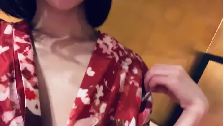 名前と同じ赤色のお着物で嬉しい( 'ω' )

お部屋の適温ってどれくらいだろう？まだ不慣れなので、暑がりさんは教えてくださいね( ˘ᵕ˘ )ちなみに私は新陳代謝が良過ぎるので、🛏️の中では5分で立派な熱源になれます。

16時までゆっくり待ってます( ˊℴ⃚⃙⃘ ௰ℴ⃙⃚⃘ ˋ )