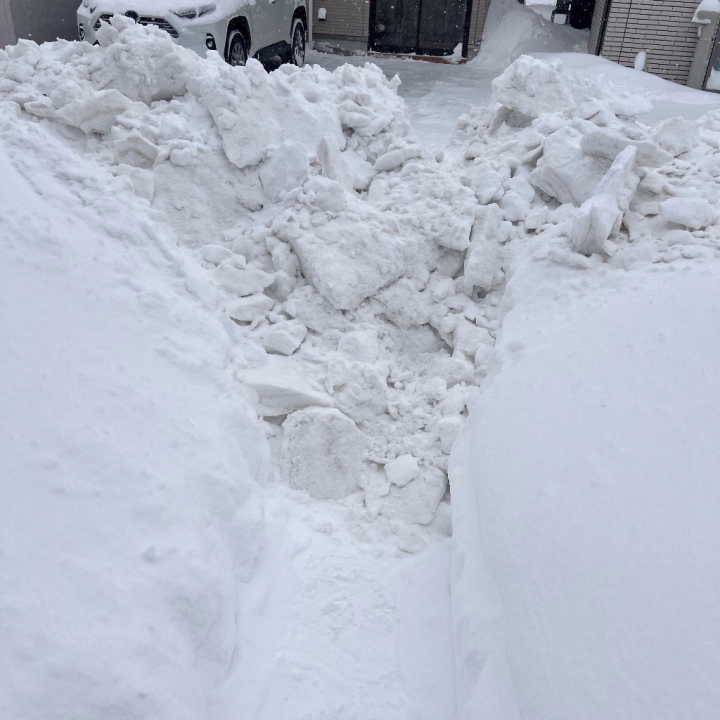 おはようございます☀️

北海道名物
｢置いてけぼり雪｣😇

本日、出勤予定だったのですが
あまりの酷さにお休みになりました💧

次の出勤は12日になるので
お相手してください🥺♡