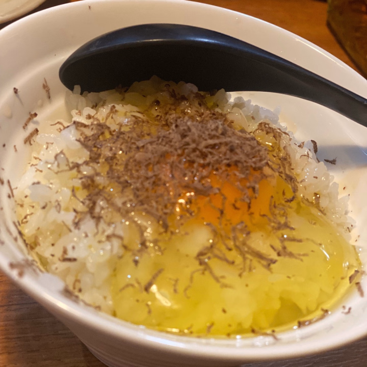 何がかかってるのかは定かではないTKG


この前行ったお店の〆のTKGすごく美味しかったけど上にかかってる粉が何だったのかは定かではありません。

最近の悩みは二日酔いになりやすくなった事と、身長が縮んだ事と、スタメンの黒いブーツのソールが剥がれてしまってアロンアルファしたら白くなってしまった事です😭ブーツは油性ペンで誤魔化してます👠新しいのはまだ買いません😗

写メ日記ちゃんと書くようにと、世界中から煽られている気がするので頑張ります🏃‍♀️