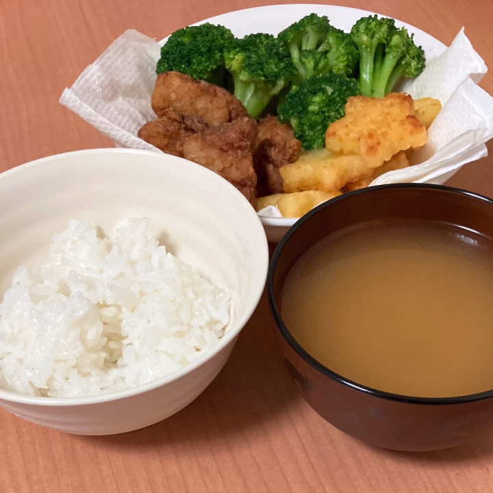 こんばんは！ひなたです！
今日は朝ごはんに、冷凍食品の唐揚げと星ポテトとブロッコリーを食べました☺️
ひなは星ポテトが大好きで、お弁当に入っているとテンションが上がるんですよね🤭
お兄様の好きな冷凍食品は何かな？🥰
もしよかったら会いに来て教えてくれたら嬉しいな💓
本日17時より出勤しております✨
