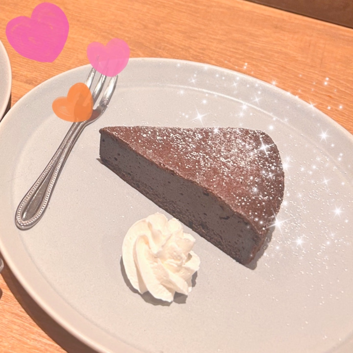 まりなです✨️
本日18時半～21時半出勤します❤️‍🔥

台風がこっちに来てるみたいで雨で濡れちゃいますね💦
みなさん風邪ひかないように～❕

食べることが大好きな私は毎日チョコを食べて元気です🍫