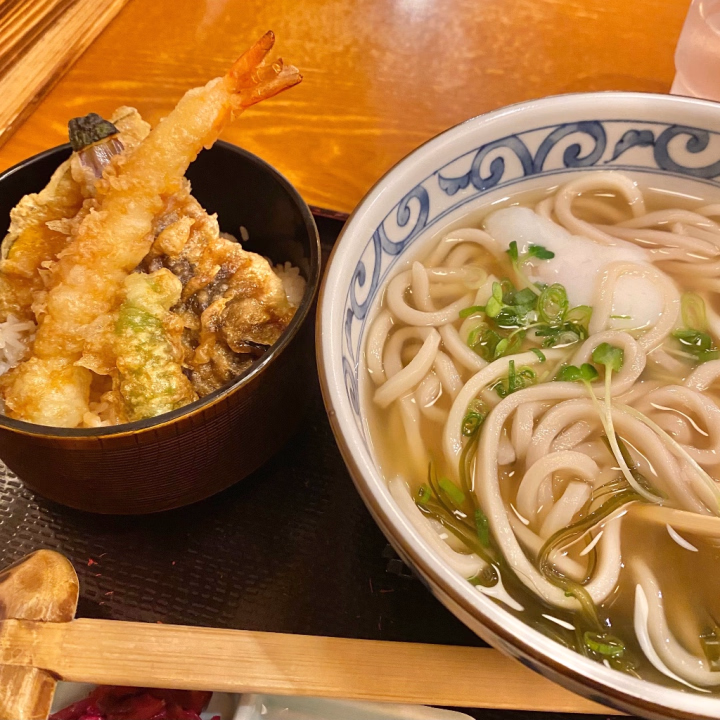 出勤前にうどん屋さん寄ってきた☺️

お店到着したので
ゆっくりお化粧などしながら
18時に備えます✨

満腹苦しいぃぃ😆😆😆