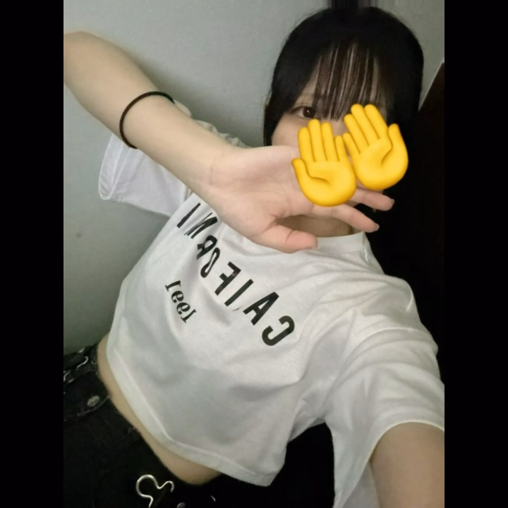 早いけどきょーもいてるよんなのー！

いっつも足出してるファッションなんだけど、きょーはお腹が出てる( ◜௰◝ )見に来てねん！

暑すぎて溶ける、、アイス食べたい
はんぶんこしよ

暑さ忘れるくらいいちゃいちゃしよぉ