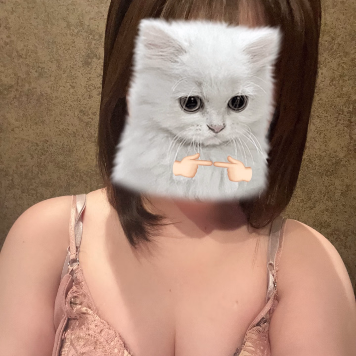 こんばんは！つむです🐹🌻
今日は16:00~24:00出勤です！

昨日は熱で急遽お休みしちゃってごめんなさい🥲💦
もう元気いっぱいになったので安心してね🫶

お仕事終わりのお兄さん、つむに会いに来てくれたら嬉しいな💭🤍

最近ちょっと外食多くてリバウンド気味だから、明日から食事制限と筋トレがんばる予定🔥
応援しに来てくれてもいいんだよ〜？🥹笑

みんなダイエット中って何食べてるのか気になる！教えてほしいな🍽️✨