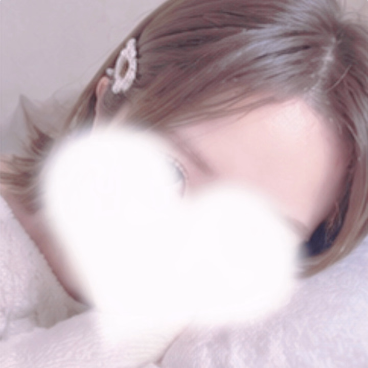 私のいちばん好きなことについて❣️
お昼にも趣味のお話を投稿しましたが、
その続きです🐱
私は吉原という街が好きです。
昔から今まで、ここにはきっと数え切れないほどの人が訪れていて、
それぞれの人生や、誰にも言えない気持ちや、色んな感情が集まってきたんだと思います。
そういう、ただ綺麗なだけじゃない、人の感情が積み重なってできた街の空気が好き。
そして、このお仕事が好き。
お客さんが買ってくれた時間の一瞬一瞬に価値を乗せて、来てよかった、楽しかった、また会いたいと思ってもらう。
ただ時間を過ごすのではなく、その人にとって特別な時間を提供する。難しいけれど、すごく素敵なお仕事だと思います。
だから私にとって、一番の趣味はこのお仕事なのかもしれません。♡
好きな街で、好きなお仕事をして、誰かの特別な時間をつくる。
これからも、そんな自分なりのこだわりを大切にしていきたいです。
ちょっと真面目な私の信念(?)のお話でした😹
そして、明日のご予約もお待ちしております😽💕
