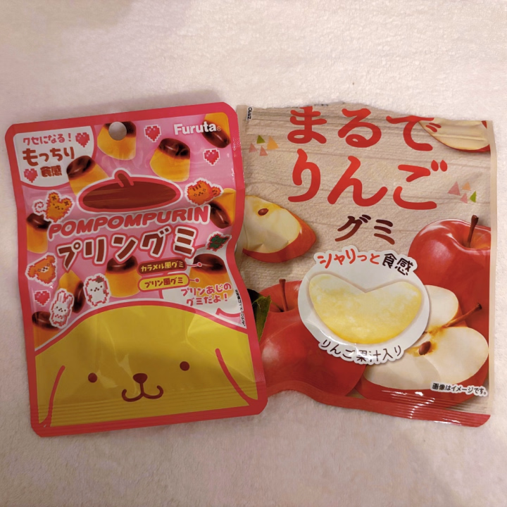 コンビニでつい買っちゃうもの3選🛒💕


コンビニって、特に買うものがなくても
ふら〜っと寄っちゃうことありませんか？😹

今日は私がコンビニでついつい買っちゃうもの3選！✨️

① グミ🍇

グミって種類がたくさんあって見てるだけでも楽しい！😽
新しい味を見つけると気になっちゃうし、
気づいたらカゴに入れてることも多いです😂
小腹が空いたときにもぴったり♡

② 小さいカップに入ったお惣菜🥗

あの小さいカップのお惣菜、なんか好きなんですよね🤭
ちょっとずつ色んな味を楽しめるのが嬉しい！
普段自分では作らないようなものを見つけると、つい買っちゃいます✨️

③ 新作スイーツ🍰

これはもう見つけたらチェックしちゃう！
期間限定とか新発売って書いてあると弱いんです😹
「今しか食べられないかも！」って思うと、つい手が伸びちゃう。笑


みなさんはコンビニに行くと、ついつい買っちゃうものってありますか？💭

おすすめがあったらぜひ教えてください♡
次にコンビニに行ったとき、買っちゃうかもしれません😽💕
