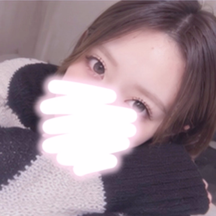 素敵だなって思う人の特徴💭♡
私が素敵だなって思う人には、いくつか共通点があります。
ひとつ目は、嘘をつかない誠実で正直な人。
完璧じゃなくてもいいし、間違えることがあってもいい。自分の非を認めて、相手と真っ直ぐ向き合える人って素敵だなって思います😌
ふたつ目は、どんな時でも心に余裕がある人。
余裕がない時って、つい周りにきつく当たってしまったり、自分のことで精一杯になってしまったりすることもあると思うんです。
忙しい時や思い通りにいかない時でも、人に優しくできる人って本当に素敵。自分の機嫌を自分で取れて、周りまで安心させられるような人に憧れます。
そして、よく笑う人!☺️
楽しそうに笑う人って、一緒にいるだけでこっちまで楽しくなるし、何気ない時間も特別にしてくれる気がします。
面白いことがあった時に一緒に笑えるのはもちろん、些細なことにも楽しさを見つけられる人っていいなあ。
結局、見た目や肩書きよりも、その人の考え方や人との接し方に惹かれるのかもしれません。
私もそんな素敵な人になりたいし、そんな人たちと一緒に、たくさん笑って過ごしていきたいな✨