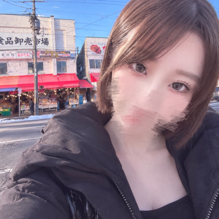 人と話すのって楽しい☺️♡
北海道で市場に行ったときに思ったんだけど、私ってやっぱりいろんな人とお話するのが好きなんだな〜って🤭
お店の人とお話したり、おすすめを教えてもらったり、そういう何気ないやりとりがすごく楽しかった♡
自分が知らないことを知れたり、自分とは違う考え方に触れられたりするのって面白いですよね✨️
人と話してると、自分じゃ思いつかないような考え方に出会えることもあるし、そういう時間が結構好きなんです☺️
お兄さんとお話してるときも、いろんなお話が聞けるのが楽しいし、私の知らない世界を知れるのも嬉しい♡
何気ないお話でも、一緒に笑えたり、その人の考え方とか価値観とかを知ることができるのも楽しいです🥰
お兄さんと会えた時は、いろんなお話も聞かせてもらえると嬉しいな😽💗