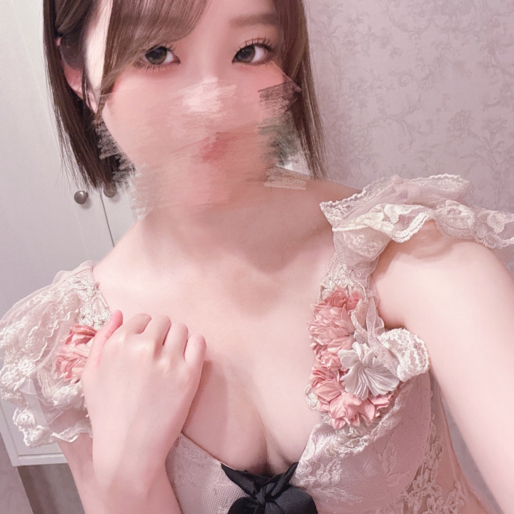 昨日より少しだけ♡
毎日、目に見えるような大きな成長ができるわけじゃないけど、昨日より少しだけ前に進めたら、それで十分だと思ってます😌
昨日はできなかったことが今日はできた、苦手だと思っていたことに少し挑戦できた、いつもより早く起きられた、誰かに優しい言葉をかけられた。そんな小さな変化も、積み重なればちゃんと自分の力になっていくんですよね♡💭
周りの人がどんどん進んでいるように見えると、自分だけ遅れている気がして焦ることもあるけど、人によって歩く速さも、歩き方も、目指す場所も違うのでね!🐈⸒⸒⸒⸒🐕 ͗ ͗🐇⸒⸒〰︎
立ち止まる日があっても、少し戻ってしまう日があっても、今まで頑張ってきたことがなくなるわけじゃないから大丈夫。
大切なのは、誰かと比べてどれだけ進んだかではなく、昨日よりほんの少しでも自分のことを好きになれたかだと思います😽💓
今日は今日の自分にできることを一つ見つけて、焦らず、自分のペースで進んでいきたいです♡
そうやって、少しずつ自分のことを好きになれたら良いよね😽
皆さんも今日は、昨日より少しだけできたことありますか?💭