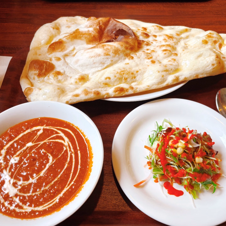 大好きなインドカレー🍛💛


今日はお休みだったので、久しぶりに食べに行ってきました♡

インドカレーって定期的に無性に食べたくなるんですよね😹💕

スパイスの香りも大好きだし、ちょっと甘いナンと一緒に食べるカレーがおいしい😽

お休みの日に好きなものを食べる時間って、なんだか幸せですね☺️

しっかり美味しいものを食べて、いい休日になりました✨️

みなさんはカレーを食べるならナン派？それともライス派？🍛

私はやっぱり、キーマカレー・ナン・チキン・マンゴーラッシーのセットです♡