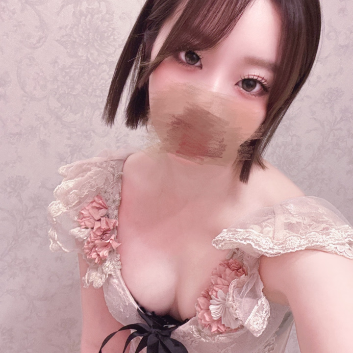 出勤しました〜♡ 🩷
本日13時〜18時で出勤しています🥰
私はよく、喋り方がちょっと独特でおっとりしてるねって言われます☺️
自分ではあまり意識していないけど、のんびりした雰囲気なのかもしれません♡
でも実は、結構完璧主義なところもあるんです🤭
特にこのお仕事に関しては、いつでも手を抜かずに全力で頑張り続けたいと思っています。
お兄さんが私のために使ってくださる時間も、お金も、決して当たり前のものではないから。
だからこそ、会いに来てくださったお兄様に「来てよかった」「また会いたい」って思ってもらえるような、最高に価値のある特別な時間を過ごしてほしいんです🫶🏻💗
今日も一人ひとりとの出会いを大切に、心を込めてお迎えします♡
18時までお誘いお待ちしております🎀💕
