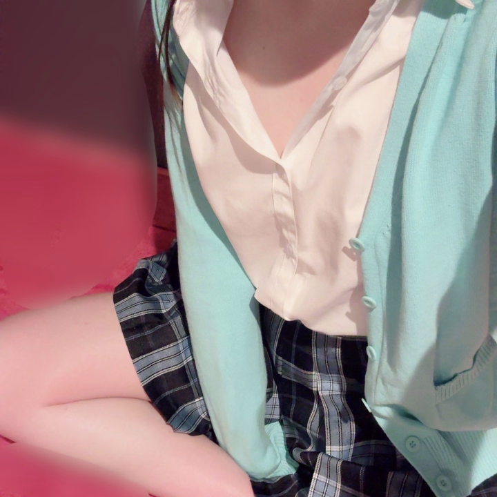 こんにちは！！！





久しぶりに制服きました😂😂





やっぱり制服って可愛い！！💖





制服着てた時代の思い出が蘇ってきました💭





わたし高校生の時は吹奏楽部でした🎵





学生時代の思い出聞かせて欲しいなあ🥹





この後もお待ちしてます⭐️