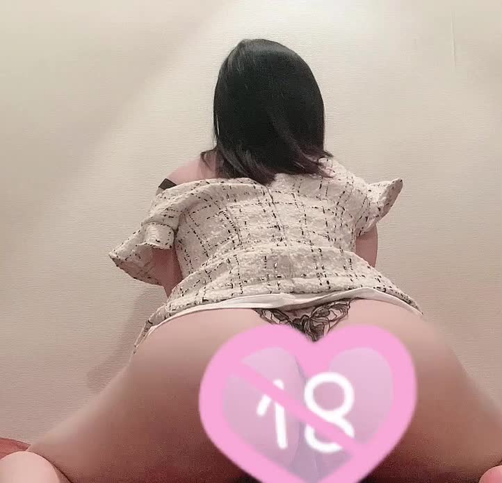 まずは下着からはみでた🍑さわって、、、

まりなが上に乗って動くもよし❣️

後ろから支配しちゃってもよし❣️