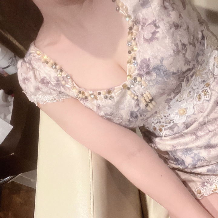 朝から肌が荒れてて
萎えまくりな土曜の朝です🌀
最近すごく肌が荒れる😞

そういえばこないだの出勤も
火曜も早めに帰っちゃったし
水曜は休みにしちゃった🥲
わたし我ながら勤怠は
とてもいいほうだと思うけど（笑）、
なんか心身ともに溜まってた疲労が
爆発してもう無理！！！
ってなっちゃった（笑）
来ようとしてた方いたらごめんね
せっかく今後ないであろう
遅番だったのに〜！

今日はちゃんと出勤します
9時からお待ちしてます🙂‍↕️