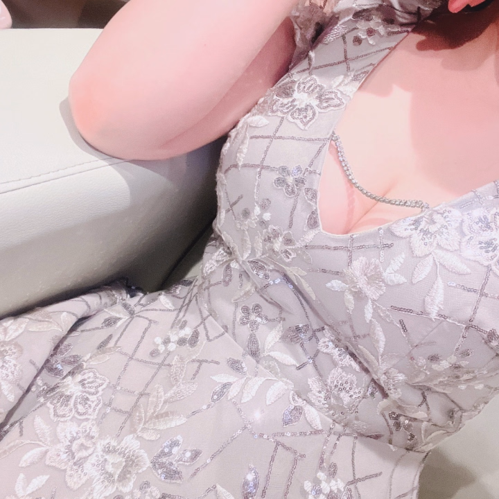 最近整形したい欲がすごくてさ🙂
跡形も残らないくらいのとかじゃなく
したかしてないかわかんないけど
なんか可愛くなったなくらいで！
骨切るとか異物入れるとかも怖いから
ほんとに整形というか
美容施術の延長くらいでやりたい

でもさ、いい感じに整えたいけど
どこを治せばいいか
具体的にはわかんないんだよね
だから来てくれたお客さんたち
ぜひ客観的なアドバイスください😌
今のままでいいよ、はナシで（笑）

ということで今日も出勤！
今日は15時までで短いです！
予約とか抜いたら
多分午後の２時間ちょいくらいしか
時間ないと思うけど
よろしければお待ちしております🙂‍↕️
