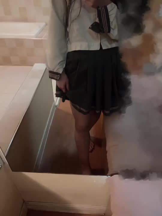 もかです🥰

制服からパンチラしてみたよ😳

スカートの中って気になるよね💕︎

会ったらもかのスカートめくってみてどんな下着が確かめてみてね♡