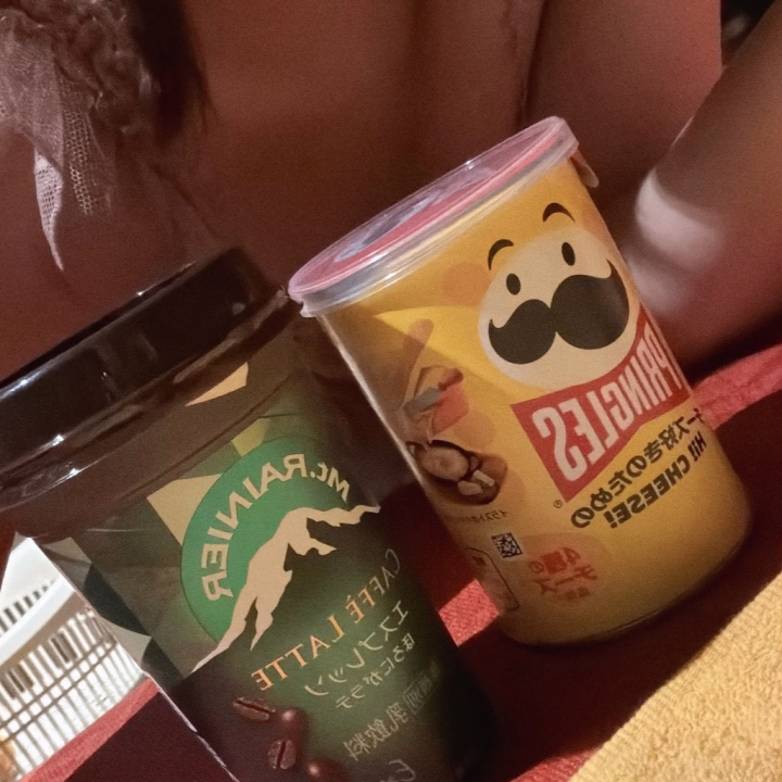 美味しい差し入れ(パート1)

なんて素敵な差し入れ🤤💕

美味しい差し入れ🤤

幸幸幸…🤤

素敵な素敵な変態紳士様がくれたのっ！

つきひは疲れるととてもジャンキーなものが食べたくなるんだけど、


そんなつきひにぴっったり過ぎる差し入れ😭✨

プリングルスってどの味もほっぺ落ちるくらい美味しいよね🍟

この大きさ1回で食べきっちゃうんだけど…

みんなそうだよね…？これは食べ切りサイズだよ…ね…？

コーヒーとかカフェラテも大好きなもの💕

そんなこと一言も言ってなかったのに

つきひの好みどストライクで差し入れてくれた貴方！！

天才ですか！気が利く素敵紳士ですか！

逢いに来てくれるだけでも幸なのに…

つきひのことを考えてくれた気遣いが本当に素敵💭💕

貴方はつきひの愛すべき変態紳士様だよ！