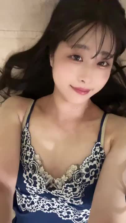 てぃなの笑顔は世界を救う！！
なんちゃってー😜

でもお兄さんから笑顔がとっても素敵✨って褒めてもらえるから嬉しいの！！

あとプレイ中はちょっと小悪魔みたいな笑みがでる時があるの😈🖤

敏感で反応がいいお兄さんだとついついいじめたくなっちゃう🖤

そんな小悪魔てぃなも愛してね？❤️

てぃなはてぃなに会いに来てくれるお兄さんたちが大好きだよん🫶✨

てぃな👑✨