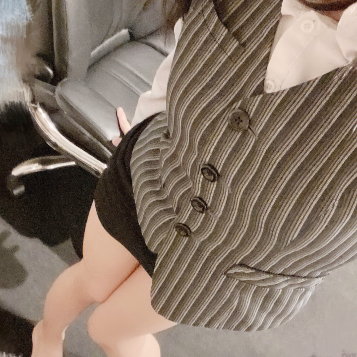 この時期になると新しいスーツや制服を着た新入社員の方や学生を見ると4月になったんだなって実感します☺️

普段スーツを着る機会は全くないからスーツを着こなしてる方を見るとキュンとしちゃいます💘

お兄さんはお仕事はスーツですか？？
私服ですか？？