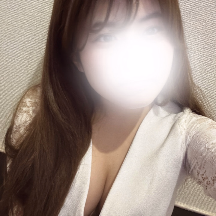 おはようございます😊

今日は9時～17時までいます！！

朝からすごくいい天気で
明日また雨予報出てるから、桜が散っちゃう前に夜は花見しながらお酒でも飲もうかな〜🍻

お酒の中でも日本酒と焼酎好きなので
おすすめあったら教えてください🍶