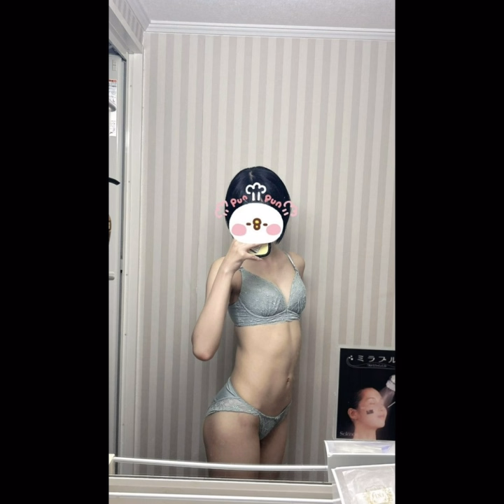 ててです！
今日 14時から出勤 してます🙋🏻‍♀️💖

今日はどんなお兄さんに会えるかな〜って朝からわくわくしてる🥺
いっぱい癒せるようにがんばるね♡

タイミング合うお兄さん、会いに来てくれたらうれしいな💭
待ってます🫶🏻💕