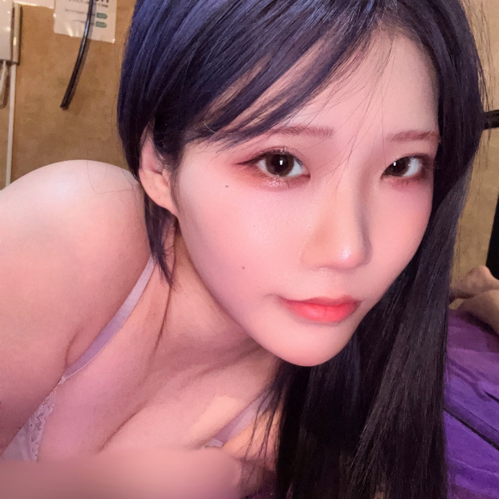 部屋入りしてます🙌🏻

先日美容室に行ってイメチェンしてきた💇‍♀️

派手髪は賛否両論あると思いますが自分の好みで青紫髪に💙

色落ちが早いので
気になる方はお早めに会いに来てね👀

髪色に合わせてメイクも変えました✋

気分上がるね笑

黒髪清楚好きな方は
派手髪タトューバチバチなのでお気をつけて(   ´∀`)ﾊﾊﾊ

X @rio_8l