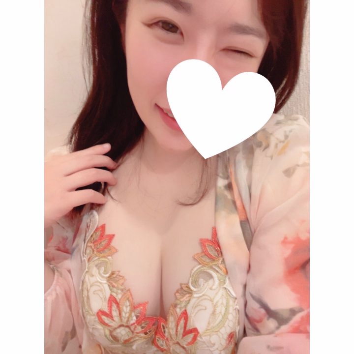 こんばんは🌙*ﾟ


今日も一日おつかれさまでした〜！

やっとGWはいったよ〜って方も多いのではないでしょうか？💭

皆様各々たのしんでくださいね🎶🌈


さて、本日も短い時間ではありましたがたくさんの仲良しさまありがとうございました✨😊


明日はこのGWで1番予約が空いている日です！😉
当日派のひともお時間合いましたらよろしくおねがいします🎶


それではまた明日〜！！

P.S
何度ウインクしても綺麗に行きません。(写真😉😉😉)


かんな🎀