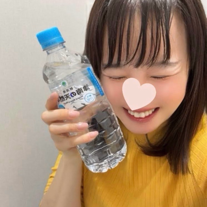 「ほんとにずっと笑ってるんだなぁ」と
思ったできごと3選

①メイクが目尻だけすぐ崩れる
くしゃっと笑うので余計に、
あとたまらなくいい思いをするあの時も 笑

②目の充血がバレなかった
片目の目頭付近に少し赤みが出た日に
誰1人と言われず😂

③笑って喉が渇く
飲み物の消費量が半端ないです。
この前の出勤中に3リットル 笑


笑顔でいると安心してもらえる
のはもちろん
自分自身の脳みそも〖楽しい！〗と
認識するらしいです🤗

更にスマイル増し増し😀

楽しいから笑うのか
笑ってるから楽しいのか…

よく分かってないけど
まぁいいか🤣


ももこ🍑