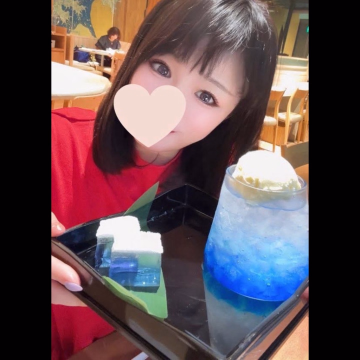 お風呂屋さんって
欲を満たす場所だけじゃない。


自分らしく入れたり
失いかけた本来の自分を思い出せたりする。


普段は役職や責任、
はたまた夫や父親…そんな立場をすべて
服とともに脱ぎ捨てて
〖あなた〗という一人の人間にまっすぐと
私は向き合うよ。

大袈裟に言うと、
存在してくれて嬉しい。

一緒に入れてよかった。
と思うし思ってもらえたら最高☺️

それは承認欲求を満たす事かもしれないし
自己受容する事かもしれない。


ただ、暖かい気持ちになって
帰り道もホカホカでいて欲しい。

ここにいていいんだよ☺️



ももこ🍑