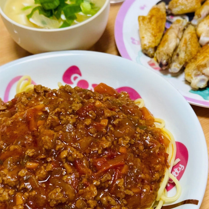 今日の橘さんちの夜ご飯は
みよさん特性ミートソーススパゲティ🍝

昼間から作って煮込んだから
めちゃくちゃ好評でしたよ(*ฅ́˘ฅ̀*)♡

毎日ご飯作るの疲れるけど
食べてくれる人が居るのは
幸せですね♡♡
