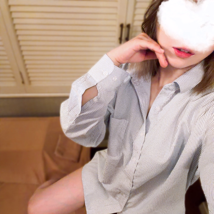 お兄様、おはようございます🌟

昨日もラストまで
ありがとうございました😌

目覚ましを3回ほどかけて
遅れずに出勤できました🥰

今日が今回の出勤の最終日🌟
入店時に紹介されて着てみたかった
💓彼シャツ💓
私も着てみましたよ🐱

絶妙な丈感でチラッと見えるかも…
なんてドキドキ感がぐっと来るポイントです💡

16:00までお待ちしております🌸