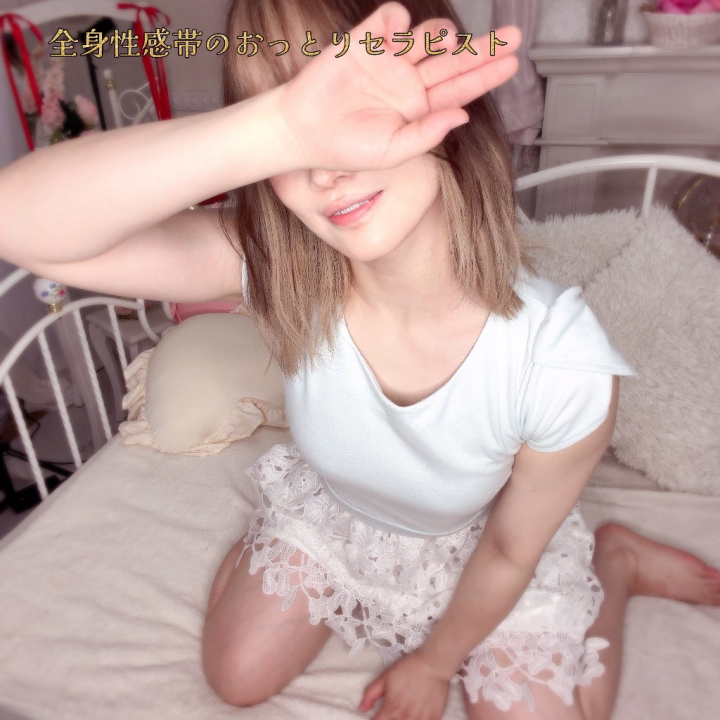 スタジオで撮影しました💐

何パターンか撮影したので
フォロワーさんも増えたら嬉しいな🥰

また、カルサイネイザンマッサージ用の
オイルもご用意できました✨

施術には、人間の皮脂に1番近い
ホホバオイルを使用しています💡
無香で、お肌に吸収されてもベタつかず
しっとり感が出ます✨

安心して施術も受けてみてくださいね☺️