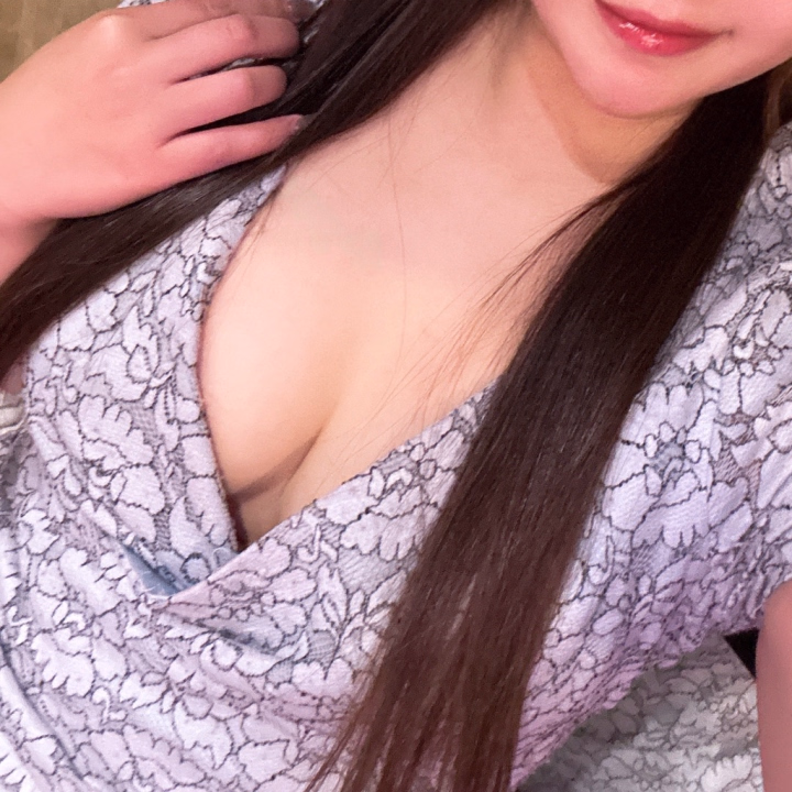 昨日はゆあに逢いに来てくれた
お兄さま方ありがとうございます🌼

旅行の1番の思い出になったよって
すごく嬉しい言葉いただいてしまった🤭💕
また福岡に来てくれるきっかけの小さなひとつにでも
なってくれたらいいな🍀✨️

今日も15時から出勤です
待ってるね♡♡
