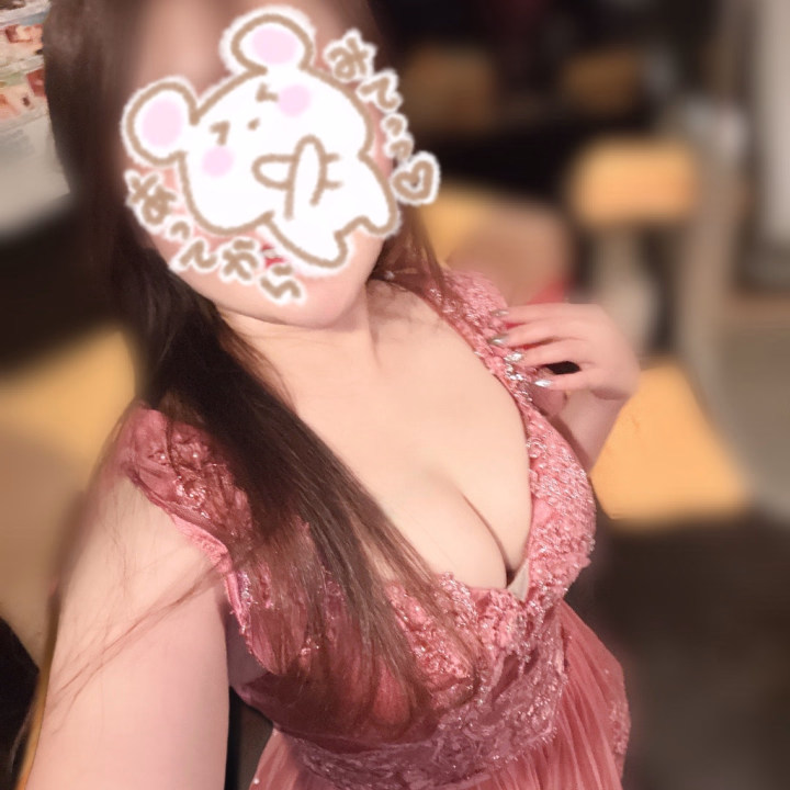 こんにちは⭐️

本日15時〜24時まで出勤です！
こないだは本指様がほぼサプライズで
来てくださって
うふふふ嬉しかった〜💕

今日は華金ですね皆さん中洲にでましょう🥺❤️