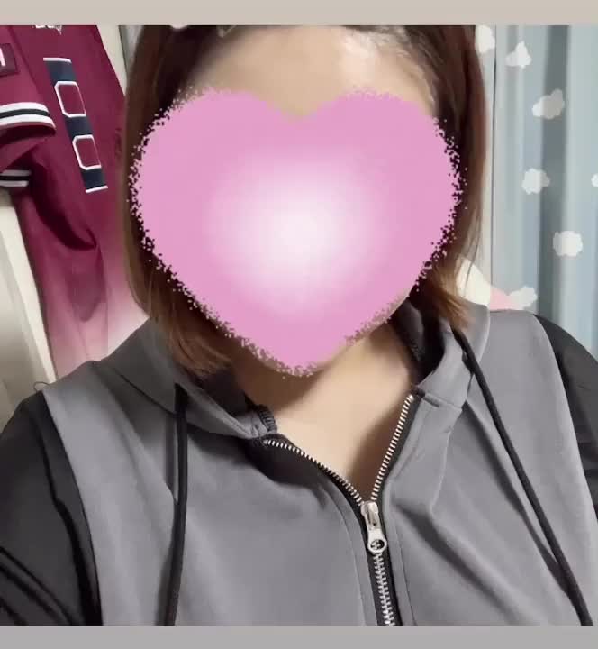 自慢のおっ●いをチラ見せ🫣


服脱がしてる瞬間、脱がされてる瞬間がこれからえっ●なこと始まるんだって感じがして結構興奮する、、、///


ちょっぴり変態さんなあくあと遊んでみませんか？