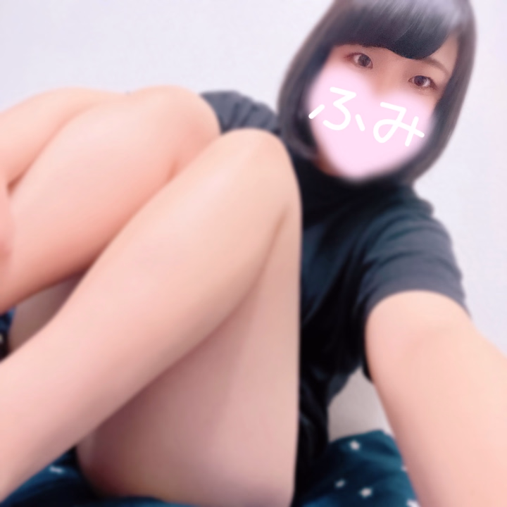 明日、12時～21時までお待ちしております♡
グリーン車のご予約はこちらから···▸﻿072-228-7333

今日寒すぎた！明日からも寒いのか…？
もう冬になっちゃうの(　߹꒳​߹ )？秋は？？
寒かったら一緒に暖め合おうね🫂✨️

今月まだ遊びに来れてないお兄さんは
早く遊びに来てください🚃³₃