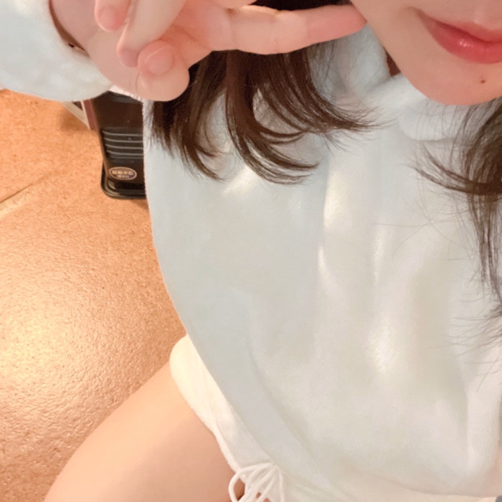 ベッドに倒れ込んだ瞬間から、お兄さんのおちん⚫︎んが
びくびくしてるのが伝わってきて…

すっごくえっちでした🥺



「早く欲しいよぉ…」
って、甘えながらお願いしちゃったけど

今思ったら、恥ずかしかったかも🤫


楽しい時間だっらから
時間の流れが早く感じちゃったよ💕



一緒にとろけちゃいたいお兄さん

ご予約お待ちしてます🙏