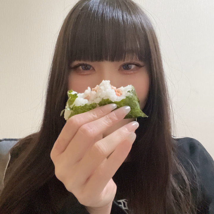 おはようございます☀️かぐやです🌙⭐️
今日でこちらのお店の出勤は、一旦終了になります！(また来るよ！)
本日は8時〜17時なので、会いに来てくれると嬉しいなっ︎💕︎

鮭おにぎり食べかけごめんですほんと🐟