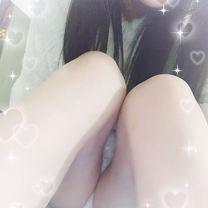 まっしろさんです🥹💭

よく色白いねって
言われるの(｡･･｡)💕

でも不健康の色て言われたら
そうやから複雑よ🙃笑

色白好きな人おーいで♪

✱あむ✱