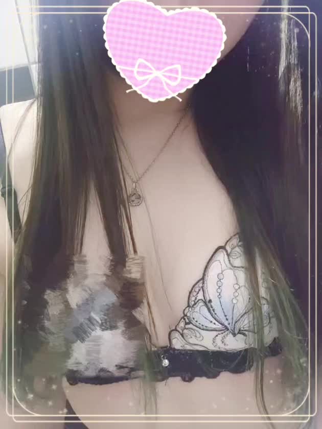 雨☔やだねー。
でもでも
今日も元気に出勤してるから
会いに来てくれるの信じてる🥺

今会ってれば
本指名様の中でも古参になれるよ？？

なんてね🥰笑

会いに来てほしいのはほんと！！
でも足元気をつけてね？

✱あむ✱