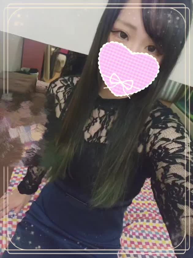 ぎこちないお手手ふりふり👋

動画になるとどうしても
緊張してしまう🥹笑

ハマる人はハマる
ギャップだったり
話し方だったり
試しにおいで(〃∇〃)💕

✱あむ✱