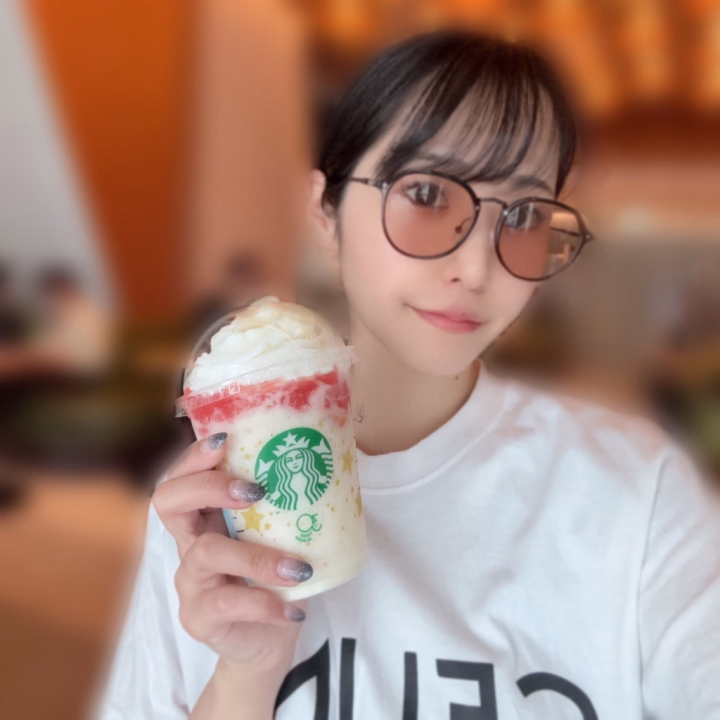 ｺﾝﾆﾁﾊ‼️ｺﾖﾐﾁｬﾝです🌸

本日お休みの予定でしたが
急遽出勤することになりました🙌🏻

15:00~24:00で居てますので
お誘いお待ちしております🕊️

さっきStarbucksさんからメルマガ📩が来て
来週から桃🍑始まるそうです😭👏🏻✨

大歓喜の舞🎶( ◜ω◝و(و "

最近私がスタバ好き好き言いすぎて
いろんな方からスタバのギフトをいただいて
有難い限りでございます🥹幸甚の極み🥹

桃🍑は本当に大好きなフルーツのひとつなので
今年の桃フラぺも絶対発売日に飲みます😤

お写真は少し前の
Starbucks 30周年記念フラペチ🥰

( *´꒳`* )

Happyなニュースのお陰でご機嫌です💖

本日のハピネスチャージも
楽しみましょう🫧

こよみ