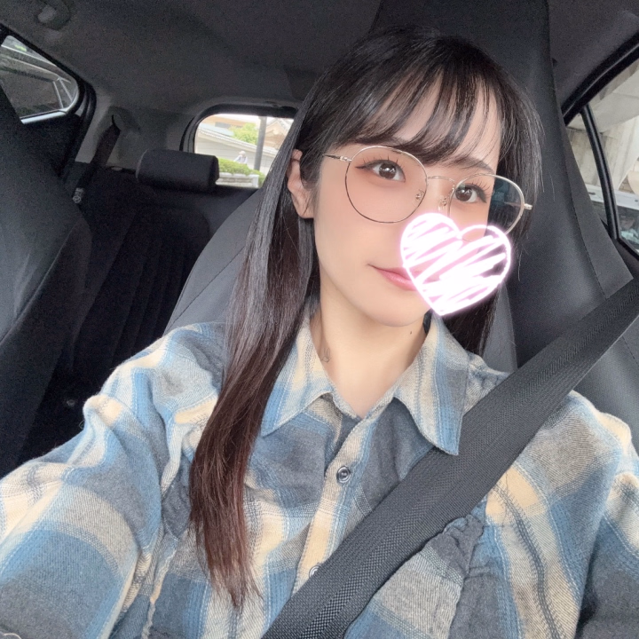 ｺﾖﾐﾁｬﾝです🌸

昨日と今日、
2連休いただいてます☺️

最近は"いっぱい頑張るぞ🔥"期間で
毎日お店に居てる気がするのですが😂笑

今月のお休みの日は
お出かけの用事が詰まっていて
少しバタバタしそうです🎶

ご本指名さまにお土産買って来なきゃ🍀
そしてまたお土産話を喋りすぎるやつ🫩笑

先日めがねのレンズが片方外れてしまって
直してもらいに行ったら
勢い余って新しいめがねを買ってしまいました😳

調光レンズっていって
UVに反応してレンズに色がつくから
屋内にいると透明で
外に出るとサングラスみたいになる！
天才か〜🥹✨️

普段お店にいるときは基本裸眼で
コンタクトもつけていませんが
めがねなｺﾖﾐﾁｬﾝも可愛いでしょ？👀💕

お休み明けのお誘い
たくさんお待ちしております🕊️

6月中はシフト決まっているので
ヒメチャンネルのトークからなら
どの日程でもご予約可能です💌

調整もできるのでお気軽に送ってくださいね🙌🏻

土日は特にお店が混雑しますので
お早めのご予約がおすすめです💖

Let's ハピネスチャージ！🫧

こよみ