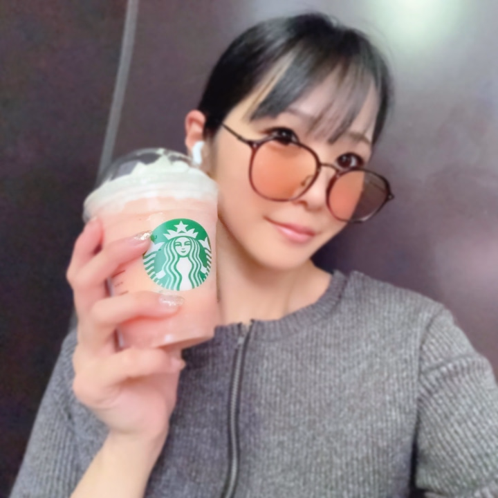 gm☀️
ｺﾖﾐﾁｬﾝです🌸

仲良しさんにご報告‼️

昨日無事にスタバの桃フラペ🍑
飲めました〜🥰

発売日当日に行けてうれぴよ🐣
桃の果肉ごろごろで美味しかったです😳🎶

売り切れちゃう前に
ティーとソーダも制覇したいです🤤

ノーメイクで髪もノーセット🙏🏻笑
ばっちりメイクのｺﾖﾐﾁｬﾝとどっちがいいでしょ？🤔

あ！おつめが新しいです🫶🏻

いつもこういう私の好きなことや
小さな変化まで楽しんでくださる仲良しさんたち
ほんまにありがとｻﾝｷｭｰ幸甚の極みです💐

6月残りの日程全部居てます🙋🏻‍♀️
愛に来てね🕊️

7月は個人イベントで
ヒメ予約限定で浴衣か水着でお出迎えとか
どうでしょうか？💭

シフトしばしお待ちを🙇🏻‍♀️
ご希望あったらﾋﾒﾁｬﾝからﾄｰｸ送ってください💌

これから仲良しさんになってくださる予定の方も
ｺﾖﾐﾁｬﾝの全てを楽しんでほしいです😌💖

こよみ