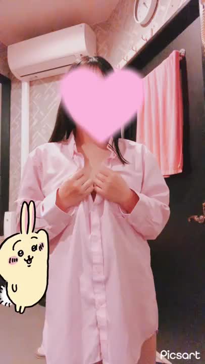 ピンク可愛い💕

シャツの下は何も着てなかったり、着てたり🤫💭

その日の気分😏↝‪‪❤︎‬