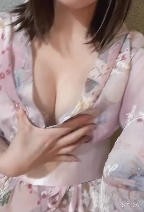 おはようございます☀️


昨日も
たくさんのお誘いありがとう 　ございました！


1人でいる時は寂しいって 
思っちゃうロアだけど
お兄さんと会えた時はめっちゃ 嬉しいし、楽しいし🥹


ロアと出会ってくれて本当に 
ありがとうございます！


お兄さんのシたいことロアに
教えてくれて、
それで気持ちよくなってる姿を
見ると 
嬉しい気持ちになるし、
何より幸せです💗


お兄さまから
ありがとうってよく言って
もらえるけど
それはお互い様でいつもいつも
本当にありがと😌




今日からお仕事で少し憂鬱な
気持ちになるかもだけど
少しでもロアのこと
気になってくれてたら
会いに来てくれると嬉しいです🫧


今日もお待ちしてます🌼





お兄さまに好評のふわふわな
お○ぱいいっぱい触って
ほしいな。。

最近ち○び感じやすいです🫣